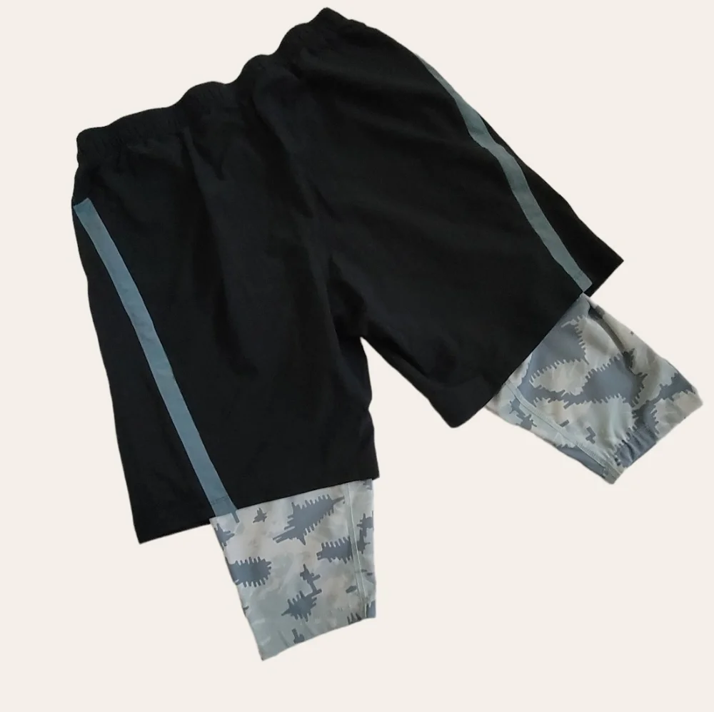 Under Armour shorts, size L‎